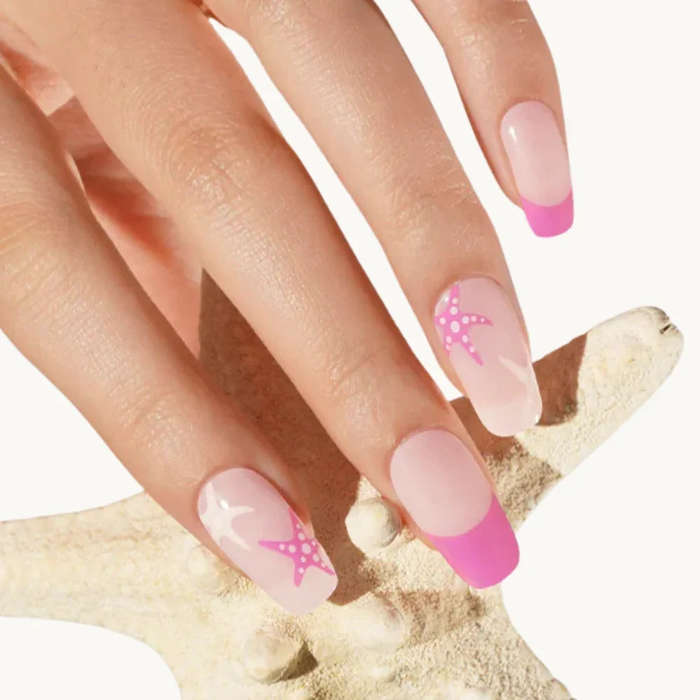 Manucure ongles roses et motifs d'étoiles de mer