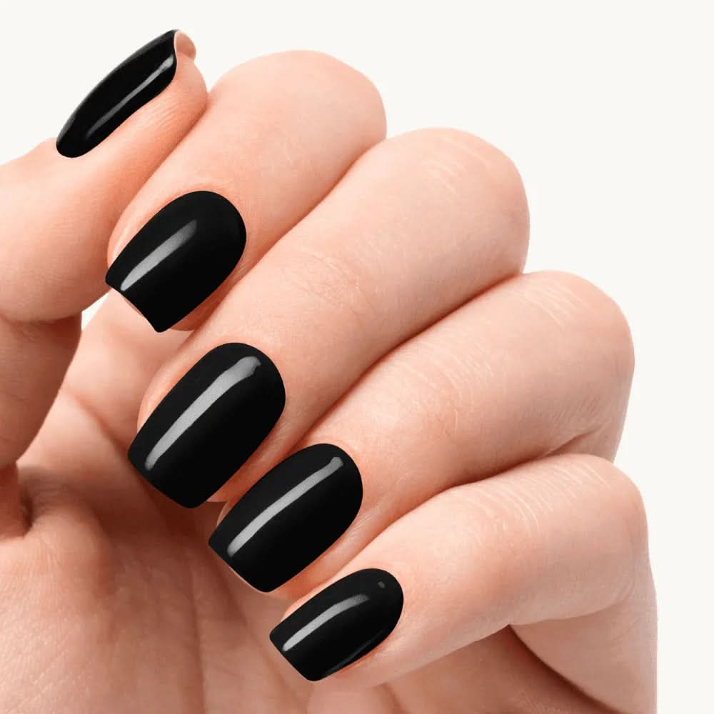 Bandes de gel UV noires portées sur des ongles – modèle KAT | Glaam Nails