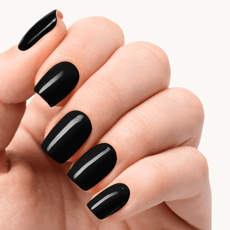 ongles en gel noir sombre