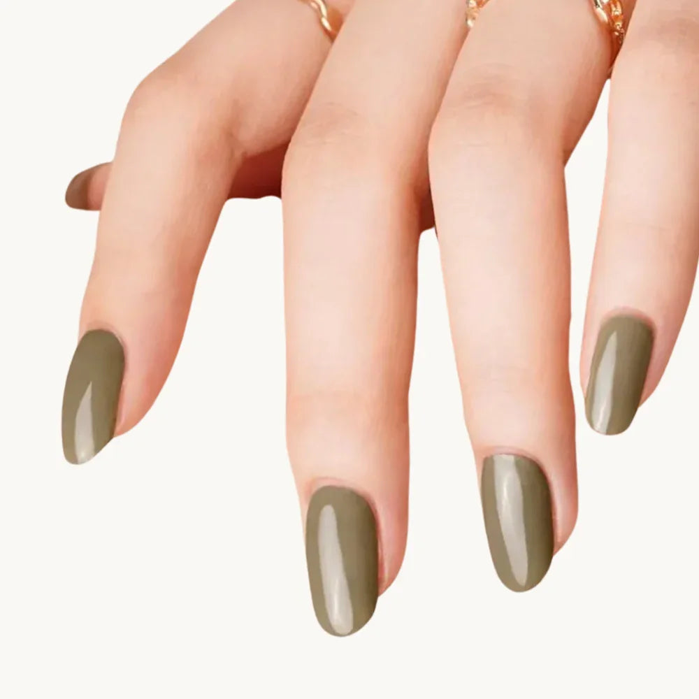 ongles vert militaire