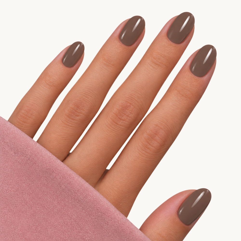 Ongle en gel BROOKE taupe chocolat uni : manucure complète sur fond clair