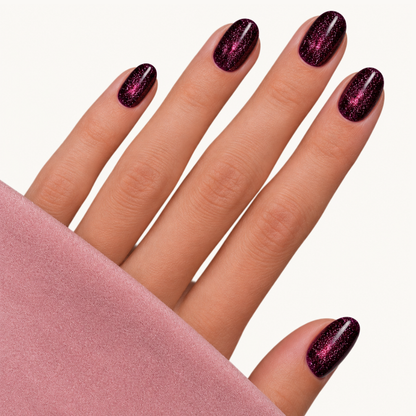 Manucure rouge foncé pailletée