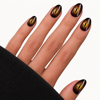 Manucure marron doré effet cat eye
