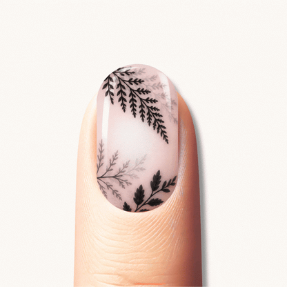 Ongle en gel HOPE nude rosé à feuillages noirs : différents designs sur les doigts, puis la manucure complète