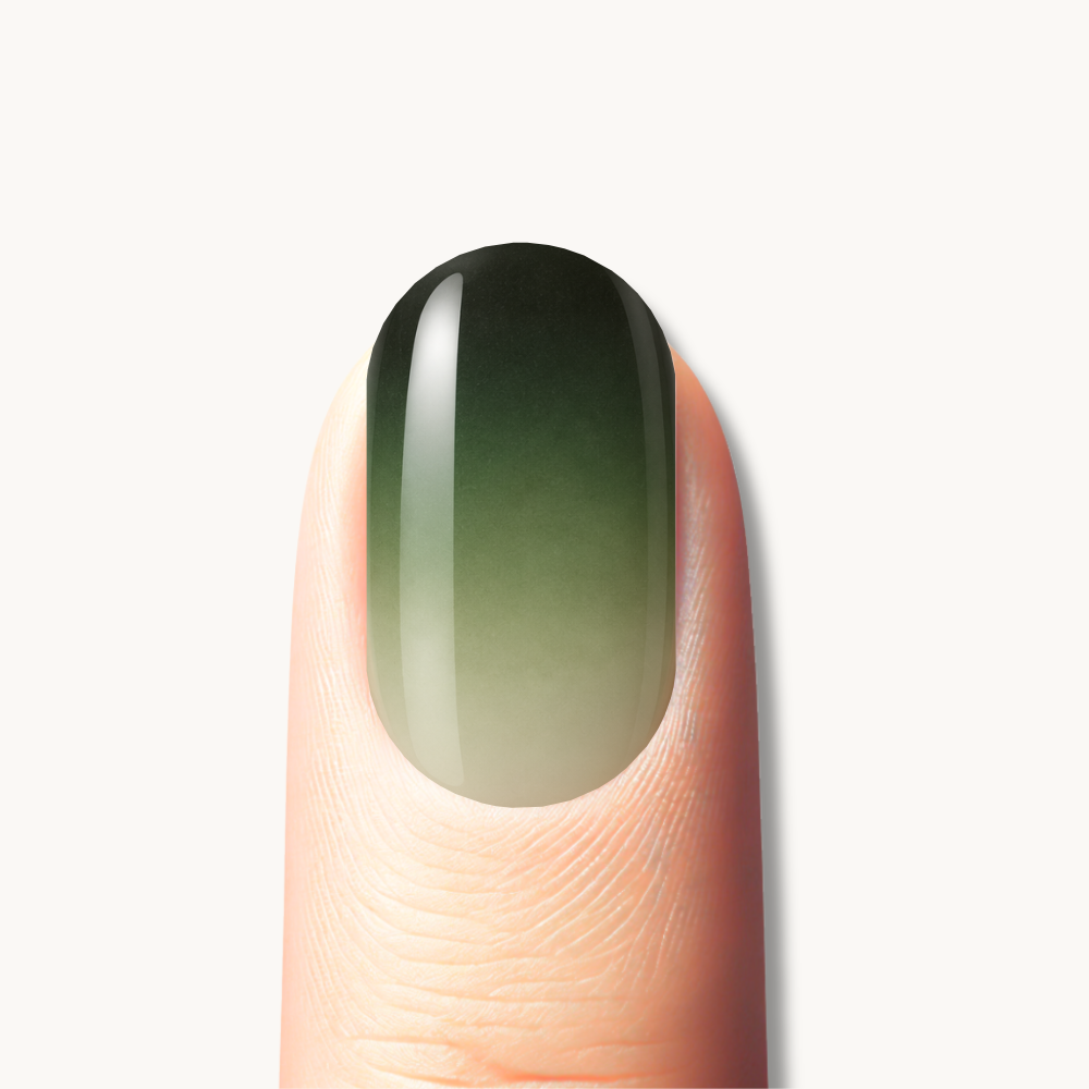 Ongle en gel PEYTON dégradé vert forêt et vert sauge : détail du design sur un seul doigt