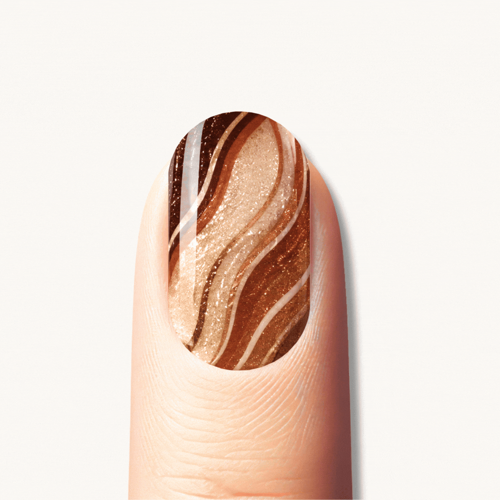 Ongle en gel RAVEN brun caramel marbré aux reflets dorés : différents designs sur les doigts, puis la manucure complète